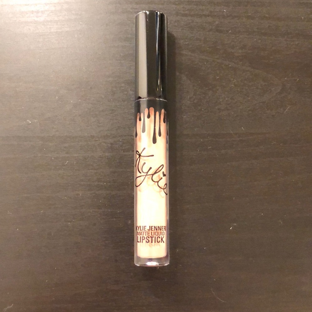 Kylie cosmetics Matte liquid lipstick in  Maliboo